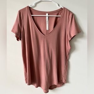 Lululemon Love Tee V, size 8 in Pink Mist
